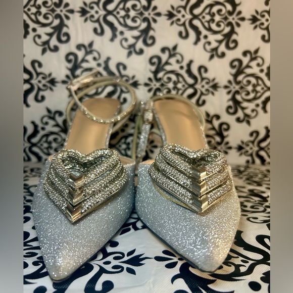NWOT Rhinestone Stiletto Heel with Three Hearts - Picture 8 of 13
